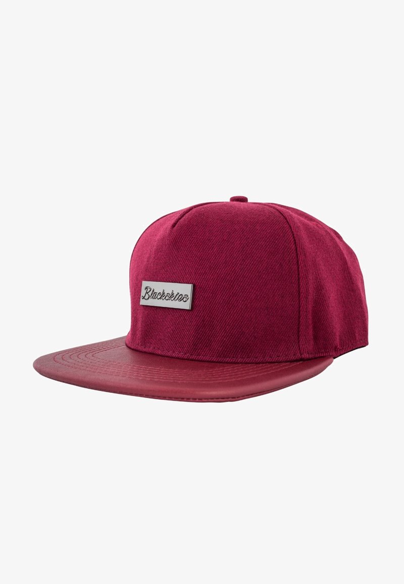 Burgunderfarbenes Snapback-Cap mit einer strukturierten Stoffkrone und einem flachen Schirm, der eine dezente gemusterte Unterseite und einen Metall-Logopatch aufweist.