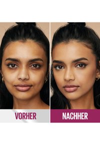 Image avant-après montrant la transformation faciale d'une femme. À gauche : teint naturel, pores visibles. À droite : texture plus lisse, traits accentués.