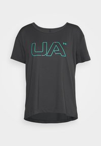 Camiseta negra de tejido ligero, con un escote ancho y mangas cortas. Logo "UA" en brillante color turquesa y rosa en la parte frontal.
