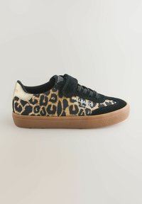 Sorte sneakers med leopardprint, gummisål, stoffoverdel og velcrolukning. Har "ALLSAINTS"-brand på siden.