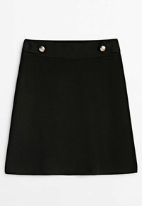 Mini-jupe noire en tissu lisse, avec une taille cintrée, deux boutons métalliques à l'avant et un ourlet droit.