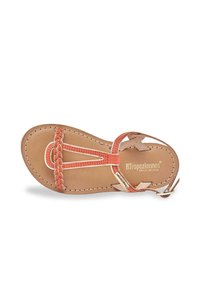 Sandal in pelle marrone con cinturino intrecciato arancione, design a T e fibbia alla caviglia. Caratterizzato da accenti beige e cuciture bianche.