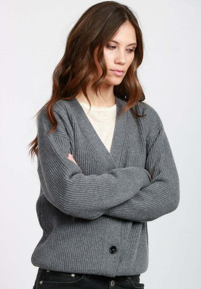 Cardigan grigio a coste con scollo a V profondo, maniche lunghe e chiusura con bottoni neri. Tessuto a maglia strutturato, vestibilità rilassata e tasche laterali.