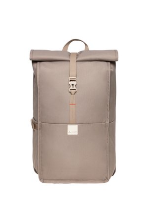 Einfacher beiger Rucksack mit Rollverschluss, vorderer Schnallenverschluss, Tragegriff oben und VAUDE-Logoaufnäher auf der Fronttasche.