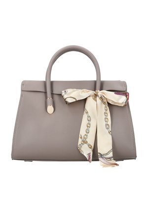 Taupekleurige gestructureerde handtas met afgeronde handvatten, versierd met een gebonden crèmekleurige sjaal met ketting- en touwpatronen.