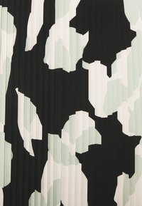 Tela plisada con un patrón abstracto audaz en negro, blanco y verde menta. Textura suave con líneas verticales que realzan el diseño.