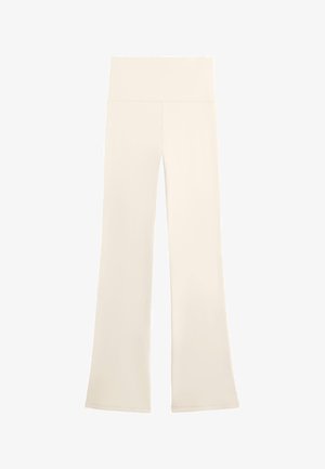 Crèmekleurige broek met hoge taille, brede pijpen en een gladde tailleband, weergegeven op een witte achtergrond.