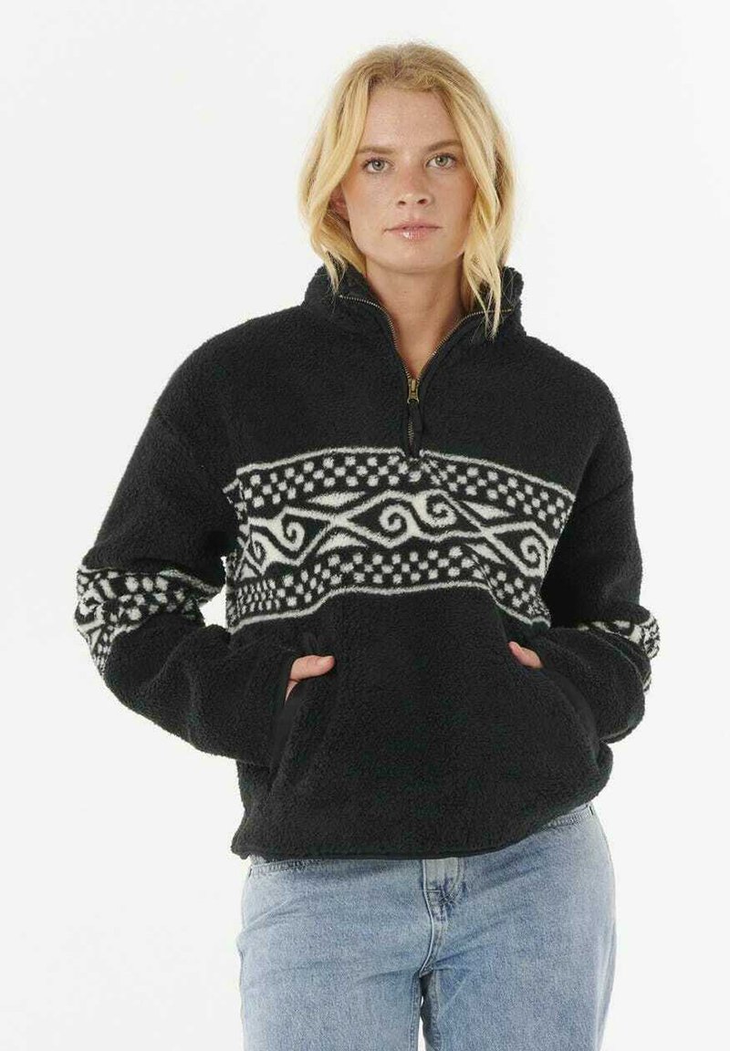 Pullover in pile nero con mezza zip, caratterizzato da un motivo geometrico bianco sul petto e due tasche laterali. Materiale morbido e textured.