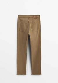 Jean en coton brun à coupe droite, doté de deux poches arrière et d'une ceinture texturée. L'ourlet est légèrement effiloché pour un style décontracté.