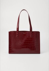Mala tote vermelha brilhante com textura de crocodilo. Apresenta duas alças robustas e formato retangular. Marca minimalista na parte da frente.