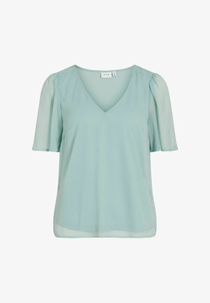 Gaiši piparmētru zaļa V veida kakla blūze ar īsām caurspīdīgām pūkainām piedurknēm un vaļēju piegriezumu.