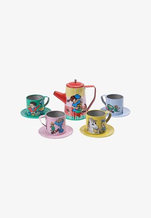 Set de thé coloré pour enfants comprenant une théière rayée rouge et jaune, quatre tasses avec des illustrations ludiques et des soucoupes assorties.