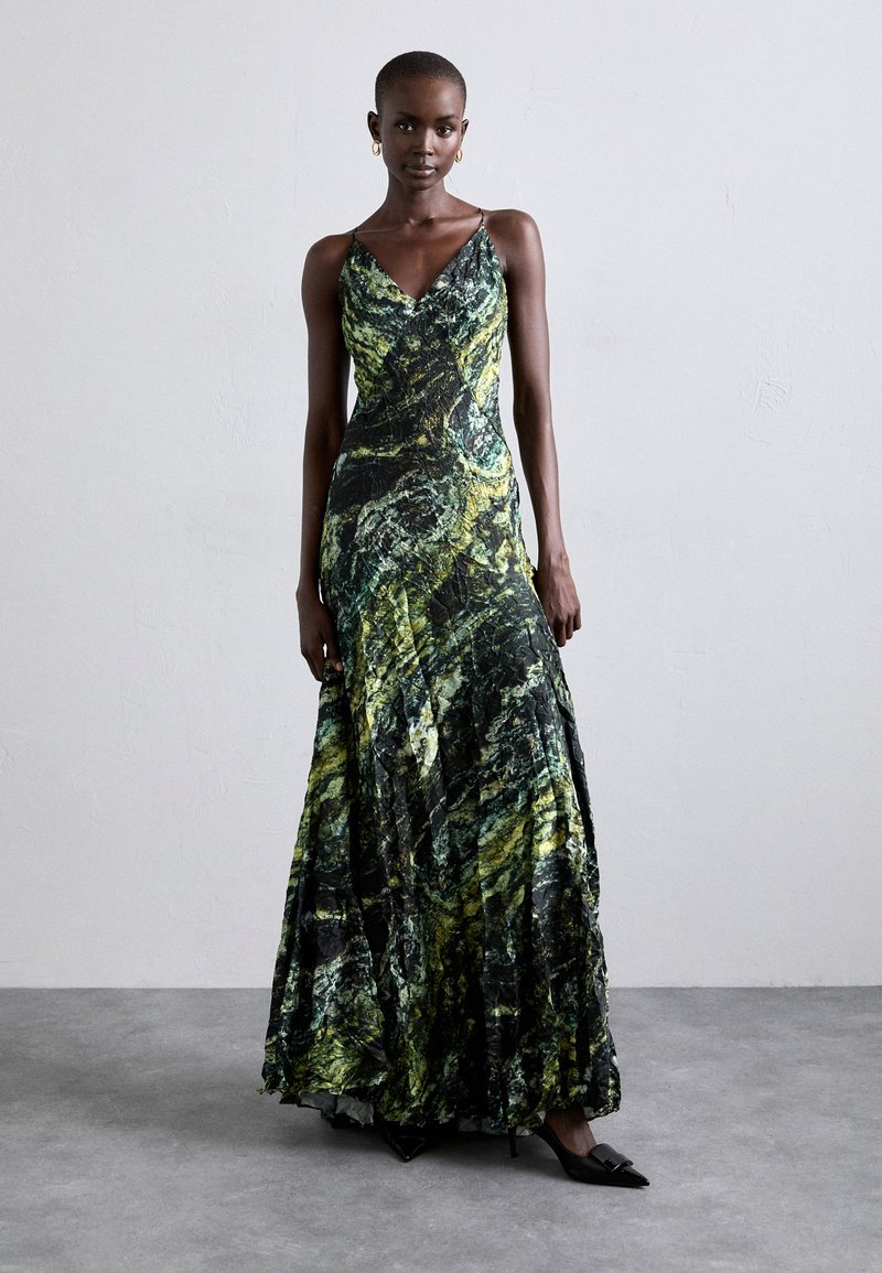 Maxi šaty v zeleném a černém mramorovém designu, vyrobené z lehkého materiálu. Mají výstřih do V, tenké ramínka a volný siluetu.