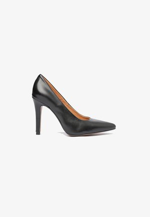 Zapato de tacón alto de piel negra con punta afilada y textura suave, con un interior marrón y un tacón de aguja delgado.