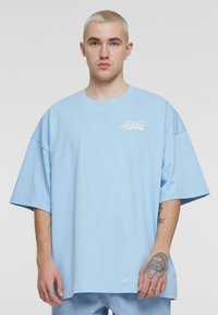 Karl Kani - SIGNATURE HEAVY BOXY DINER - T-SHIRT PRINT - Nyomott mintás póló - light blue Miniatűr kép 1