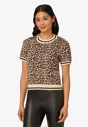 Top in maglia con stampa leopardo, scollatura rotonda, maniche corte e bordo a strisce contrastanti al colletto e all'orlo. Indossato con materiale nero.