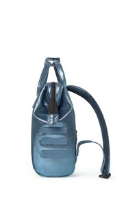 Blauer metallischer Rucksack mit Rollverschluss, Reißverschluss und verstellbarem Gurt; verfügt über drei horizontale Riemen-Schlaufen an der Seite.