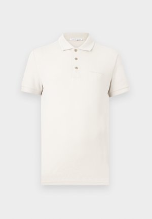 Vločasto bela polo majica s kratkimi rokavi, tremi bež gumbi in ovratnikom, z nežnim logotipom "Tiger of Sweden" na levi strani prsnega koša.