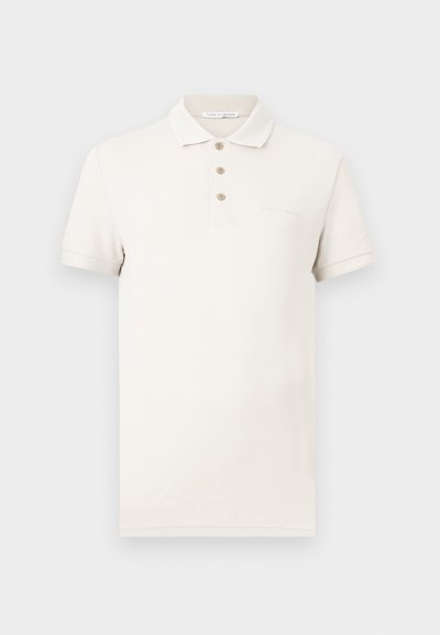 Εκρού κοντομάνικο πόλο πουκάμισο με τρία μπεζ κουμπιά και γιακά, με διακριτικό λογότυπο "Tiger of Sweden" στο αριστερό στήθος.