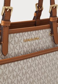 MICHAEL Michael Kors WINSTON mleczny