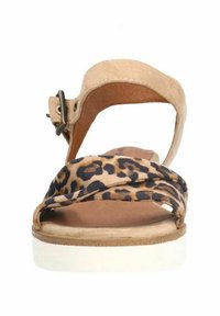 Tan suède sandaal met een leoprintband, open teen en verstelbare enkelsluiting; witte platformzool en getextureerde binnenzool.