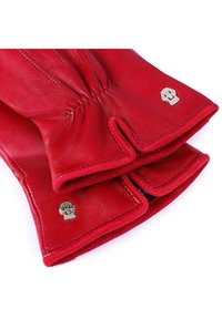 Rote Lederhandschuhe mit strukturiertem Finish, verziert mit silbernen Totenkopf-Akzenten und kontrastierenden Nähten. Offenes Manschettendesign mit genähten Details.