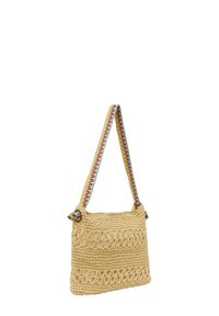 Szőtt szalma kézitáska, téglalap alakú, világosbarna színű, színes fonott pánttal. Díszítő minták találhatók az oldalain.