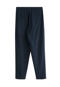 Pantaloni leggeri blu navy con cintura elastica e due tasche posteriori. Presentano un design a gamba dritta e una texture liscia.