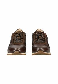 Scarpe in pelle marrone con una finitura liscia, dettagli in camoscio, lacci neri con cuciture arancioni e una suola in gomma bianca.