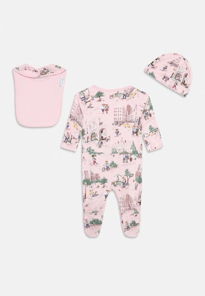 Rosa baby jumpsuit med lange ermer, med et by-tema print. Inkluderer matchende smekke og lue, alle laget av myk bomullsmateriale.