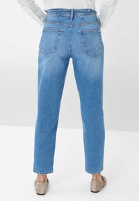 Hellblaue Jeans aus Denim mit hoher Taille, geradem Bein und zwei Gesäßtaschen. Auffällige Nähte und ein sauberer Abschluss am Saum.