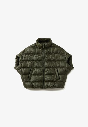 Olivgrüne Kurzarm-Steppjacke mit Reißverschluss vorne, Stehkragen und zwei diagonalen Taschen auf weißem Hintergrund.