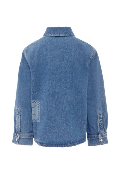 Giacca di denim in azzurro chiaro, con colletto, maniche lunghe, polsini con bottoni e un piccolo dettagli patch sul retro.