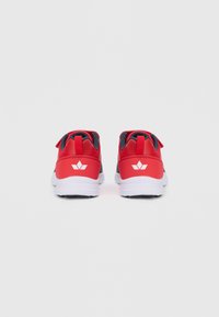 Červené a námořnické sportovní boty s síťovaným svrškem, bílou gumovou podrážkou a reflexním logem na patě. Popruh na suchý zip pro bezpečné uchycení.