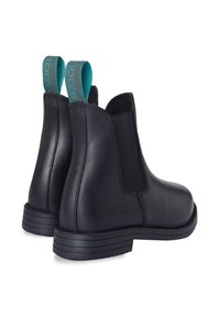Botas de tobillo de cuero negro con paneles laterales elásticos y tiradores en turquesa. Presentan una suela de goma texturizada y un branding mínimo en el lateral.