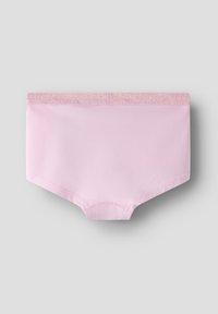 Svetloružové bavlnené chlapčenské boxerky so trblietavým ružovým elastickým pásom. Hladká textúra s detailmi zo švov pozdĺž okrajov.