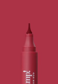 Pennarello con punta doppia; corpo in plastica rossa, punta in feltro appuntita e estremità rotonda. Il nome del marchio è visibile sul lato.