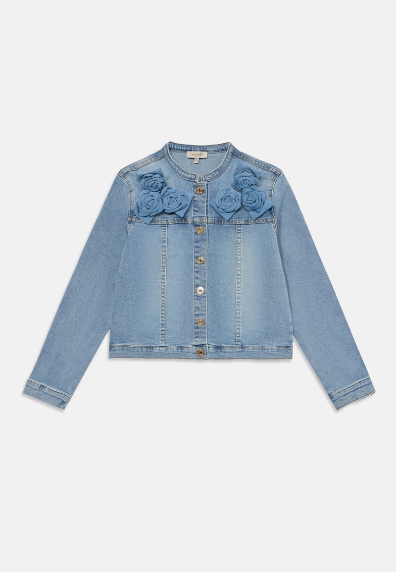 Lys blå denimjakke med roseapplikasjoner på skuldrene, knappelukking foran, lange ermer og en cropped design.