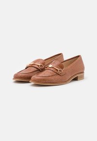 Bruine lederen instappers met een gestructureerd, slangenhuidpatroon, voorzien van een goudkleurig hardwareaccent en een lage hak. Elegante en gestructureerde vorm.