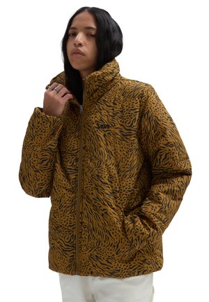 Giacca a vento imbottita con motivo marrone e nero, colletto alto, chiusura con zip e tasche laterali, caratterizzata da una texture in pelliccia sintetica e un design leggero.