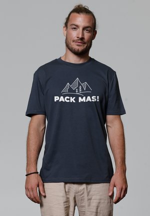 Navyblauwe katoenen t-shirt met korte mouwen, met een bergafbeelding en de tekst "PACK MAS!" in het wit. Eenvoudig, relaxed fit ontwerp.
