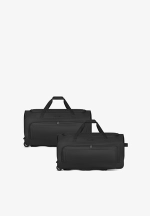 Borse duffle nere, di diverse dimensioni, realizzate in tessuto resistente, con cerniere lisce, maniglie superiori e tasche laterali per lo stoccaggio.