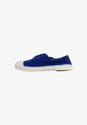 Sneaker in tela blu con punta e suola in gomma bianca, visto di lato su uno sfondo bianco.