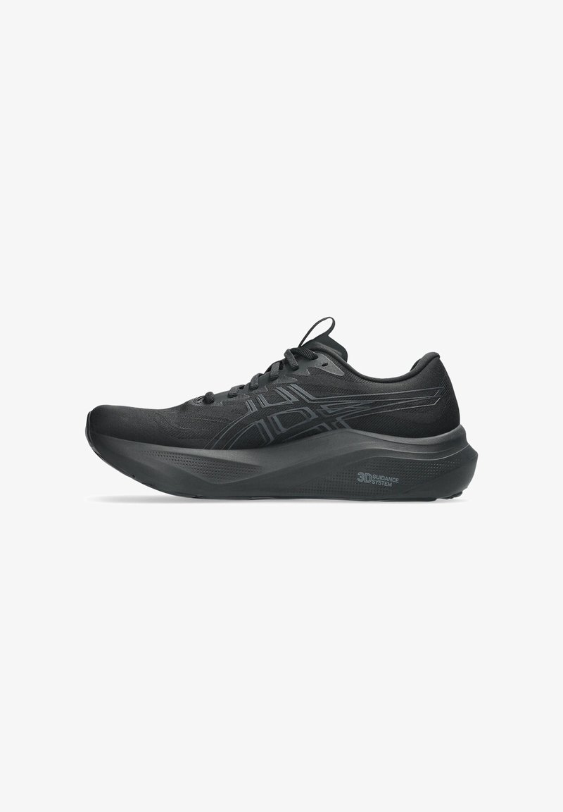Chaussure de course noire avec une tige texturée, une semelle épaisse et rembourrée, ainsi qu'un logo bien en vue. Elle dispose de lacets plats et d'un design épuré.