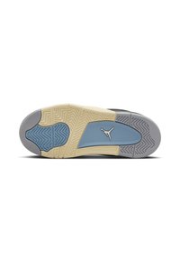 Suola della scarpa in materiale gommoso con una combinazione di sezioni blu chiaro, grigie e crema, motivo testurizzato e dettaglio del logo.