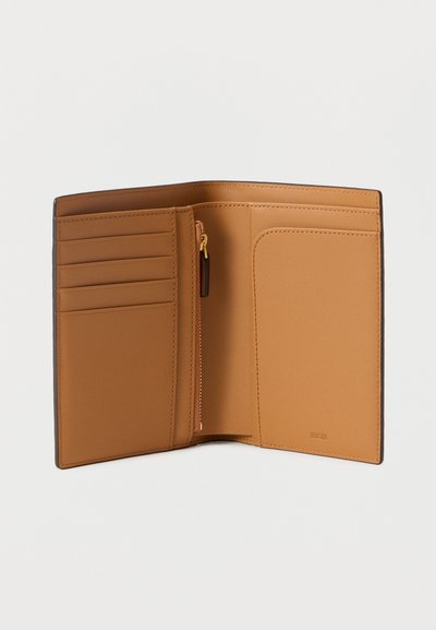 Rjava usnjena denarnica z več režami za kartice, zzipanim predalom za kovance in gladko notranjo oblogo. Ima subtilno blagovno znamko.