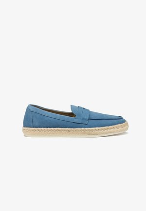 Espadrillas blu in suede con design piatto, dotate di una suola in juta intrecciata e un'accennata cucitura sulla parte superiore per un tocco di dettaglio in più.