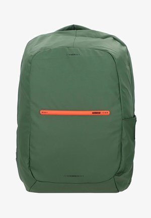 Groene rugzak van gladde stof met een ronde bovenkant, voorzien van een oranje horizontale accentstreep en een zijvak. Minimalistisch ontwerp.