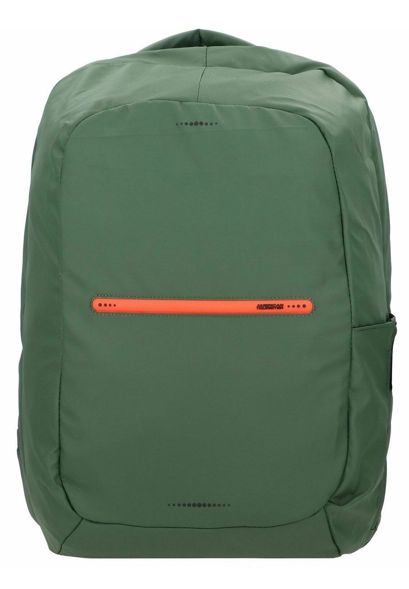 Grüner Rucksack aus glattem Stoff mit abgerundetem oberen Teil, versehen mit einem orangefarbenen horizontalen Akzentstreifen und einer Seitentasche. Minimalistisches Design.