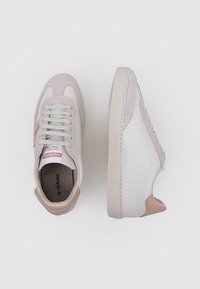 Zapatillas blancas y beige con una combinación de cuero liso y ante. Presentan un diseño de cordones y una suela de perfil bajo con acentos beige.